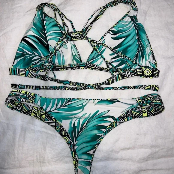 Billabong Reversible Patterned Bikini Set - Picture 2 of 2